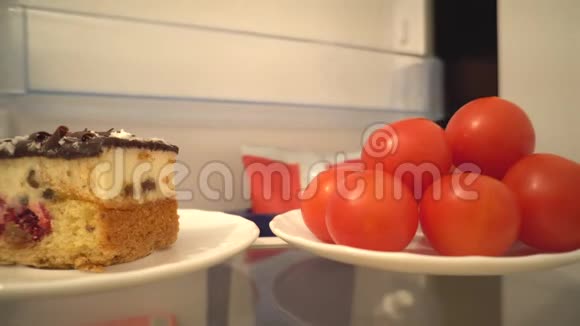 鸡尾酒番茄或美味的蛋糕健康食品的一个艰难选择视频的预览图