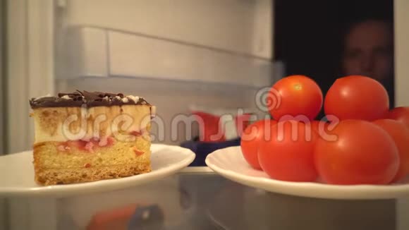 鸡尾酒番茄或美味的蛋糕健康食品的一个艰难选择视频的预览图