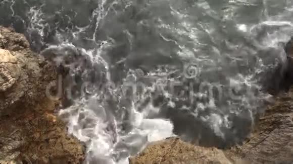 有高水位的悬崖视频的预览图