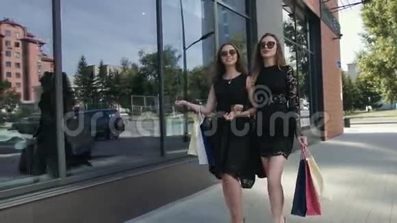 两个漂亮的女朋友在购物后散步视频的预览图