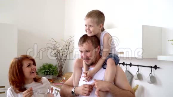 儿子骑着肩膀看着父亲慢镜头视频的预览图