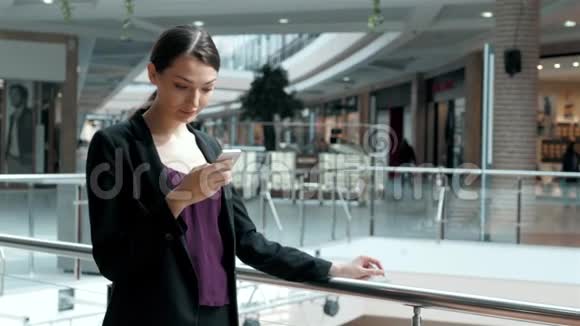 购物中心有智能手机的年轻成年女孩现代办公室有阳光的商务女性视频的预览图