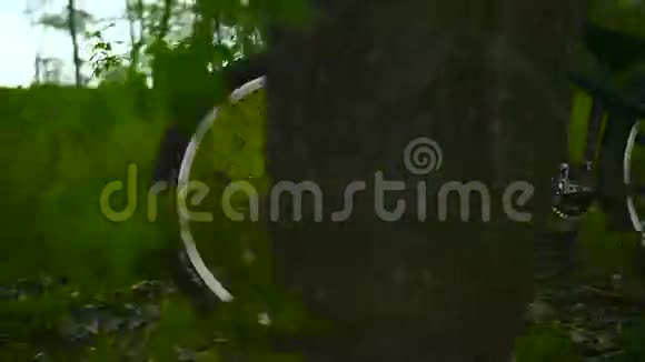 男子腿在森林小径上骑自行车行走视频的预览图