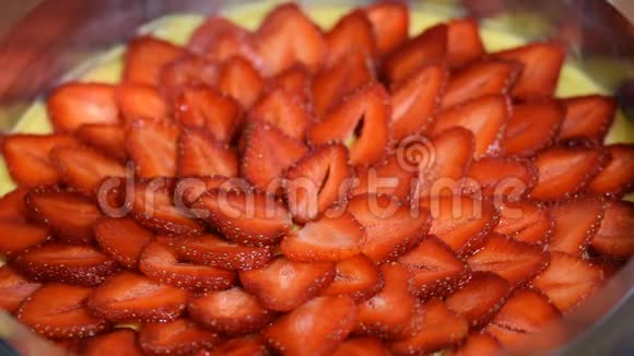 做草莓果冻蛋糕在蛋糕上浇草莓果冻视频的预览图