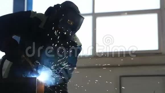 面罩及窗户防护衣的焊工视频的预览图