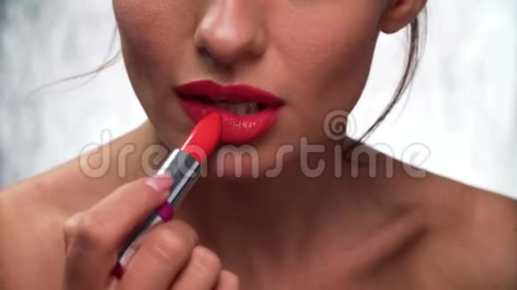 红色唇膏唇膏贴合女性唇膏视频的预览图