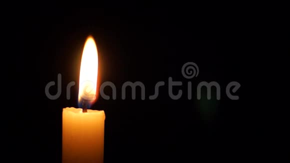 黑暗中的一支蜡烛视频的预览图