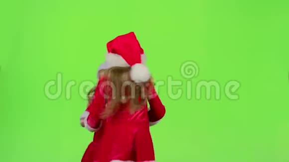 穿着红色新年服装的孩子们正在跳舞绿色屏幕视频的预览图