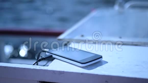 手机在水附近充电有模糊和高光高清1920x1080视频的预览图