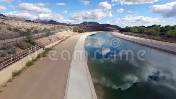 以山地为背景的横跨运河的空中水视频的预览图