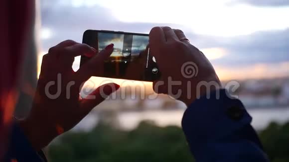 手机拍一张江边城市里美丽夕阳的照片特写慢动作1920x1080全高清视频的预览图
