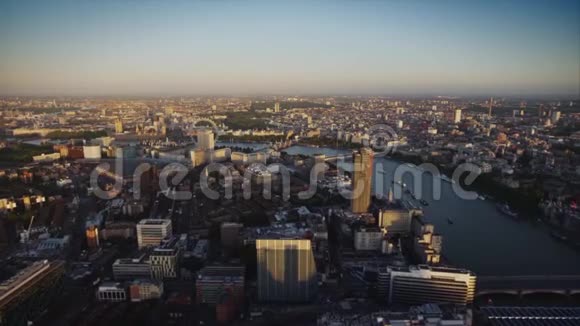 泰晤士河上伦敦市中心城市建筑的空中日落天际线全景视频的预览图