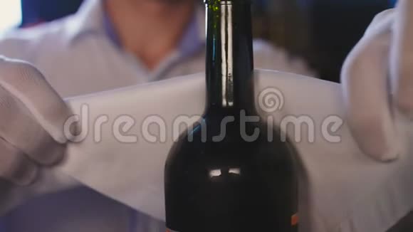 侍酒师用餐巾纸包装红酒视频的预览图