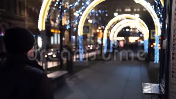 年轻人晚上在市街买咖啡店纸杯咖啡视频的预览图