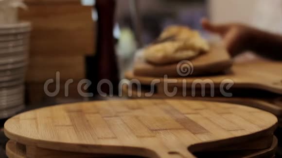 意大利餐厅的美食烤蒜面包准备好视频的预览图