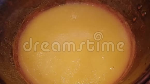 在铜锅里煮黄色的意大利北部的典型食物视频的预览图