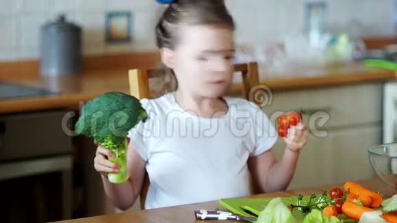 小女孩急切地吃蔬菜视频的预览图