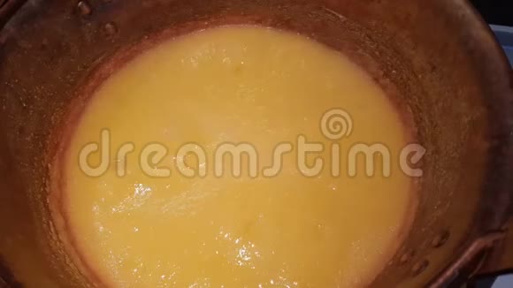 在铜锅里煮黄色的意大利北部的典型食物视频的预览图