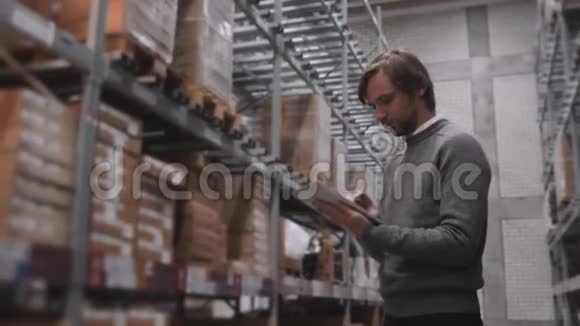 经理与平板电脑检查货物在超市仓库现代家具库存视频的预览图