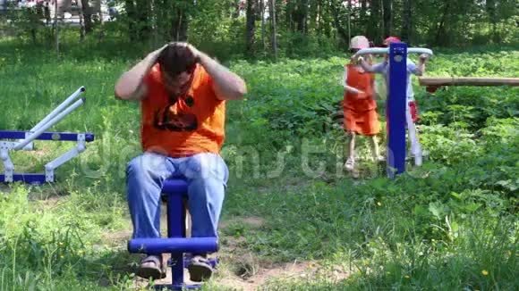 父亲男孩和小女孩在公园户外锻炼视频的预览图
