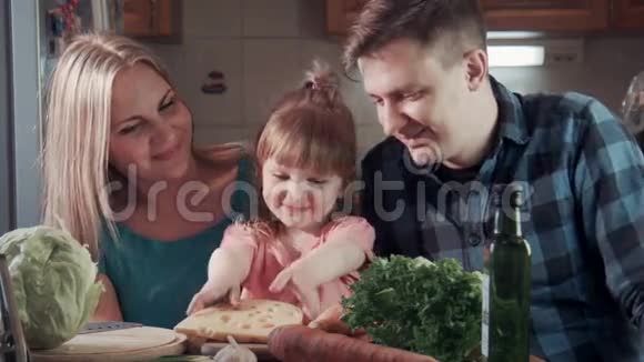 一家人咬着奶酪对着镜头微笑视频的预览图