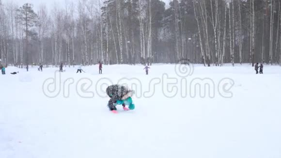 女孩翻滚在冬天下雪时第一次翻滚视频的预览图