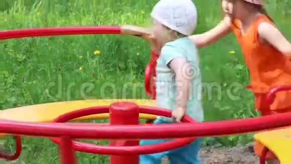 夏日的绿林中两个带着大气球的小女孩在环形交叉路口视频的预览图