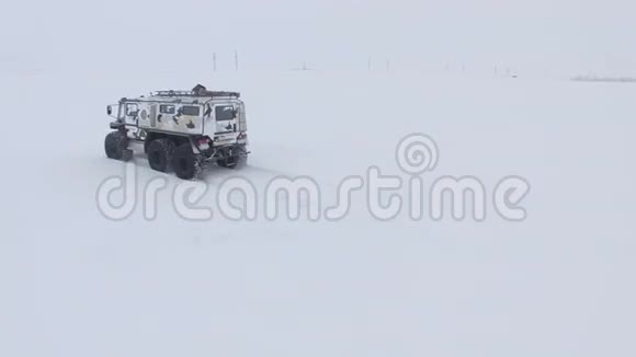 大卡车驶过俄罗斯空雪区视频的预览图