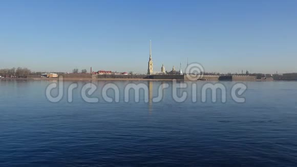 四月阳光明媚的早晨彼得和保罗堡垒的景色圣彼得堡视频的预览图