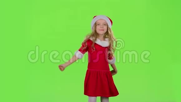 穿着红色新年服装的孩子正在跳舞绿色屏幕视频的预览图