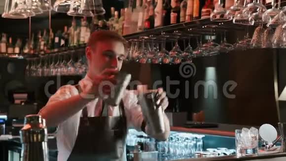 酒保混合师组合配料和酒精鸡尾酒吧在红色史诗4KUHD相机上拍摄视频的预览图