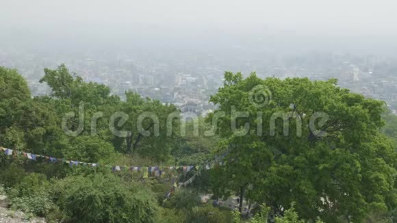 从尼泊尔古老的Sawayambhunath猴子寺庙俯瞰加德满都市视频的预览图