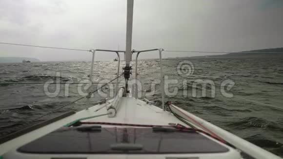 慢动作的海岸线暴风雨的河水和船在上面从帆船游艇板上观看视频的预览图