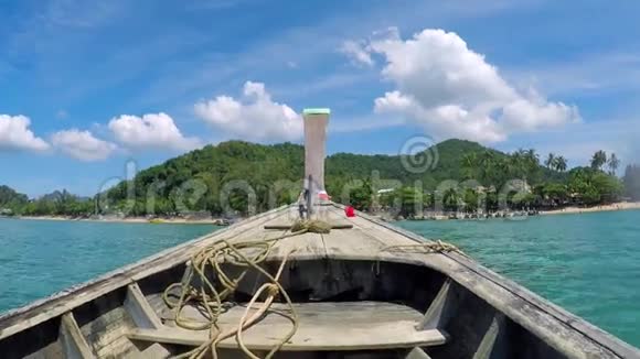乘坐木制泰国传统长尾船旅行船景的正面高清GoPro慢速运动泰国克拉比视频的预览图