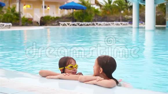 可爱的小女孩们一起在室外游泳池里玩耍视频的预览图