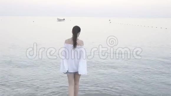意大利CinqueTerre欧洲海滩上的年轻快乐女人视频的预览图