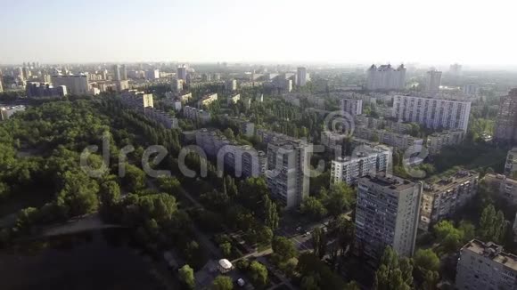 拂晓时可俯瞰鲁萨诺夫斯基高层建筑视频的预览图