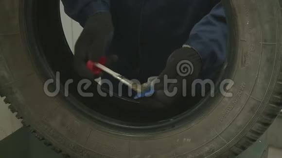 平衡器上的工程师平衡车轮视频的预览图