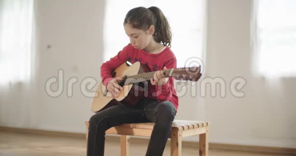 年轻女孩弹吉他唱歌视频的预览图