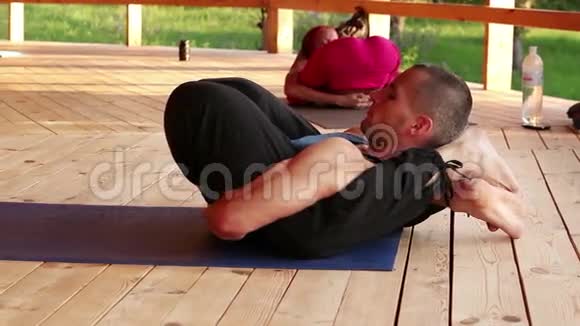 瑜伽教练表演相当困难的体式头靠在脚上视频的预览图