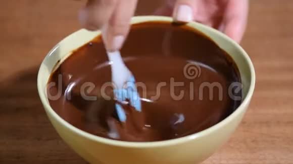 手搅拌巧克力奶油在搅拌碗视频的预览图
