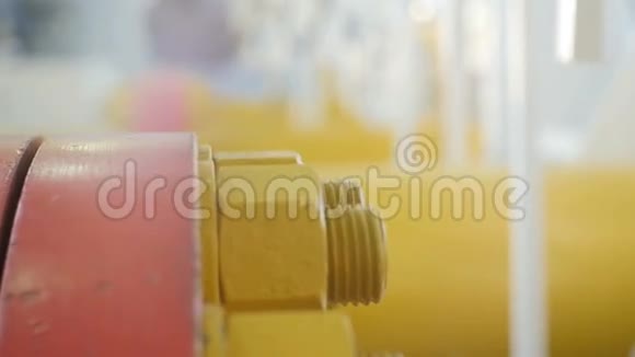 带螺栓螺母的金属红黄色细节宏观运动视频的预览图