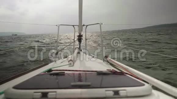 慢动作的海岸线暴风雨的河水和船在上面从帆船游艇板上观看视频的预览图