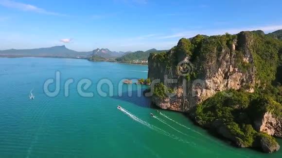 无人机在山后飞行令人惊叹的景观景观泰国克拉比高清空中慢镜头视频的预览图