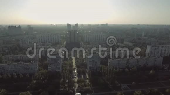 拂晓时可俯瞰鲁萨诺夫斯基高层建筑视频的预览图