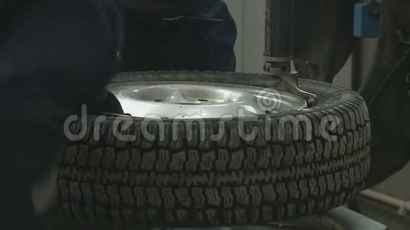 平衡器上的工程师平衡车轮视频的预览图