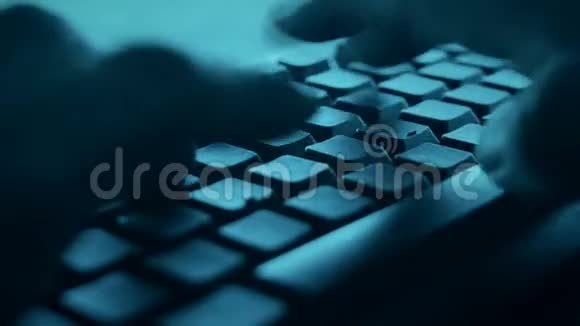 网络黑客在电脑上安装间谍软件视频的预览图