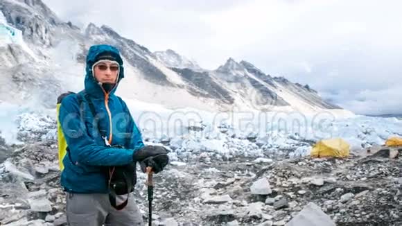 登山后穿着蓝色夹克休息的年轻人视频的预览图