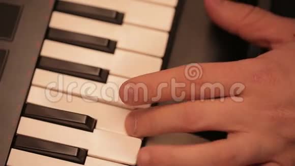 手动播放MIDI控制器键盘合成器视频的预览图