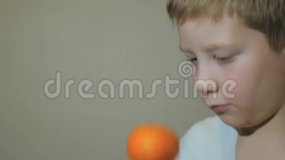 小男孩看着悲伤的普通话慢动作视频的预览图